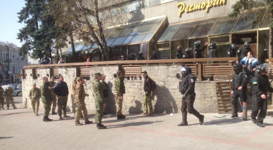 Спецоперация в киевском отеле "Лыбидь": дым, огонь и массовая драка с вооруженными силовиками