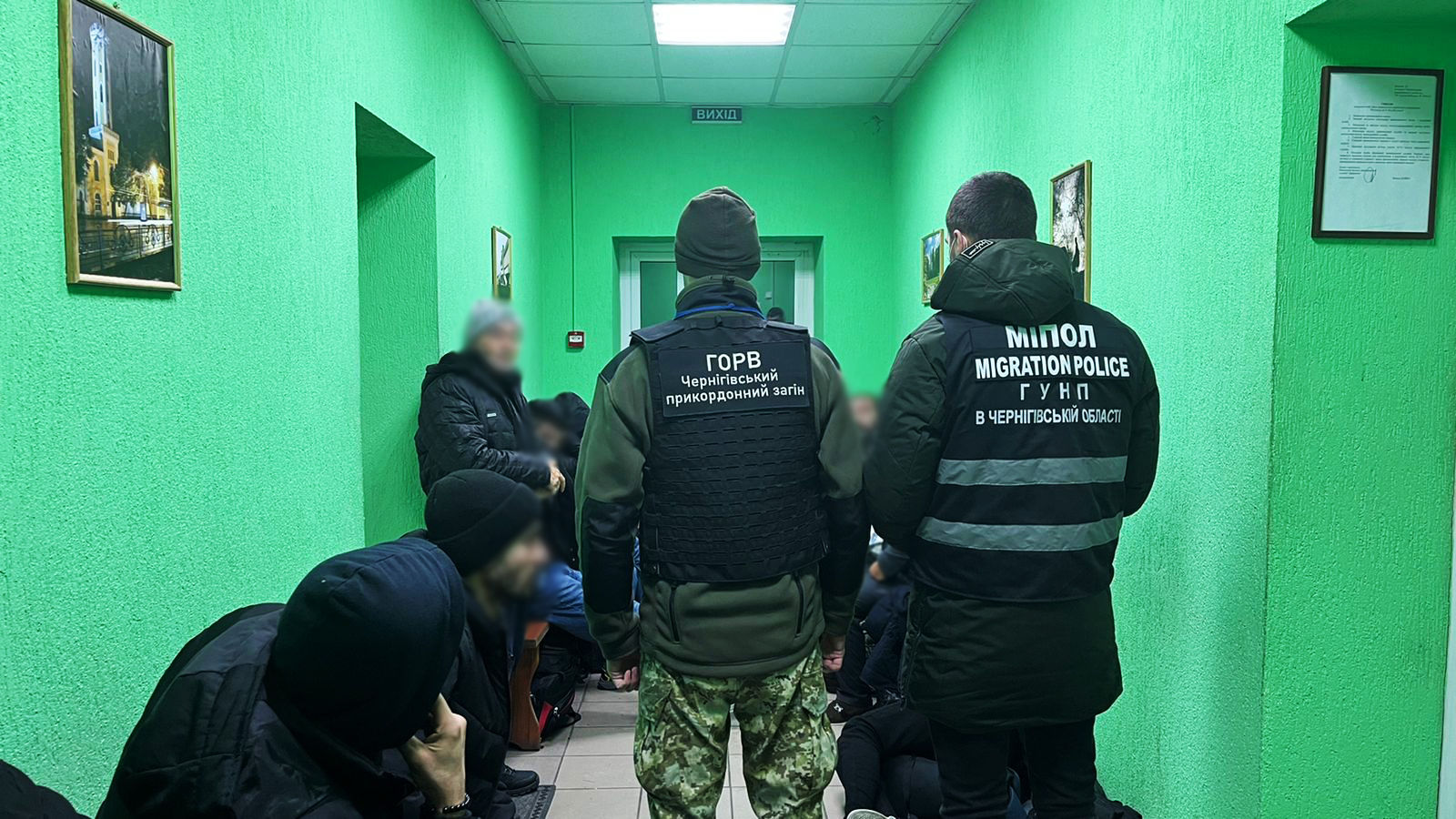 Мигранты пытались проникнуть в Украину с территории Беларуси, обманув пограничников, - появилось видео