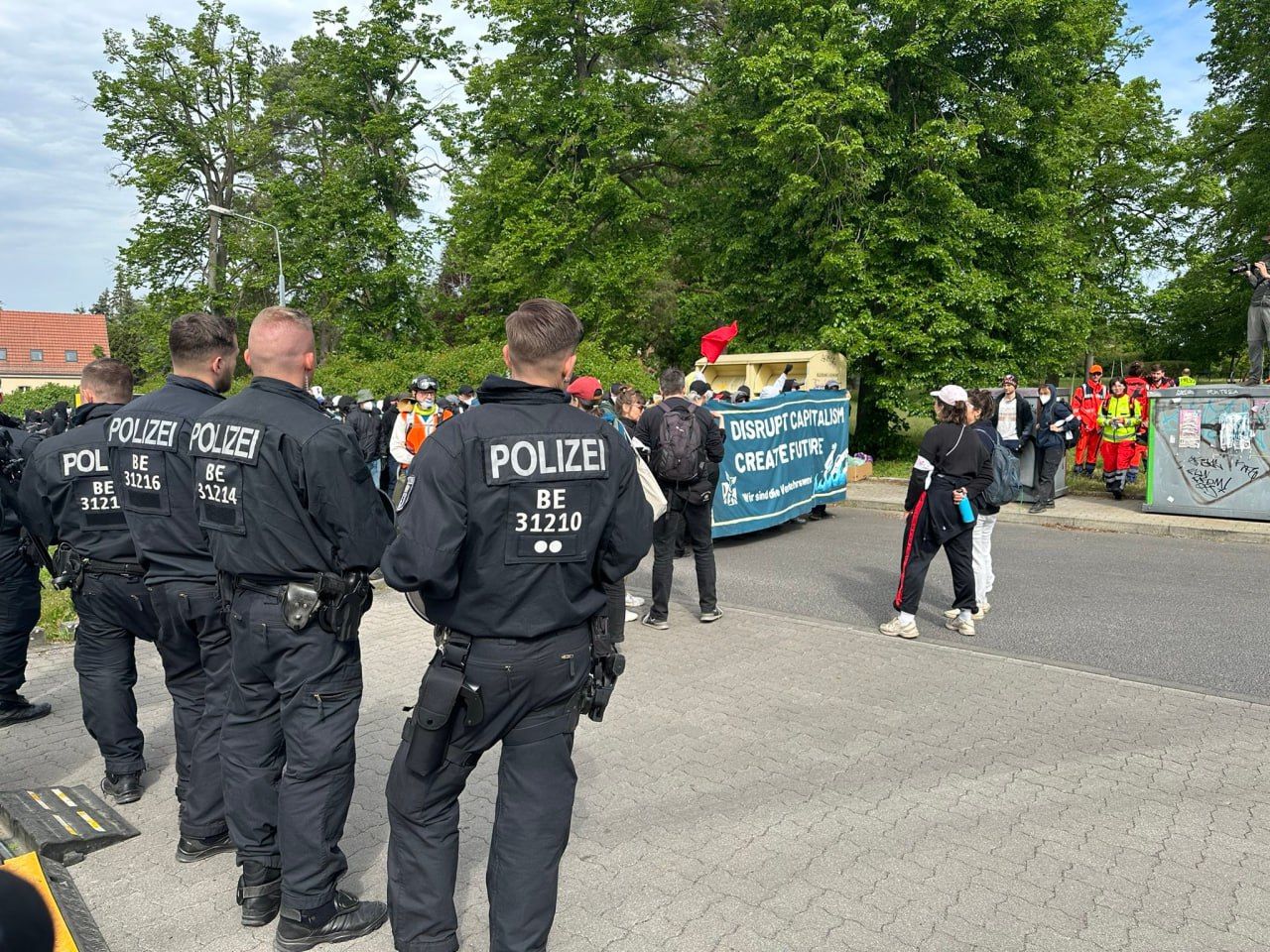 Экоактивисты в Берлине протестуют у завода Tesla из-за производства "грязных машин" – ситуация накаляется