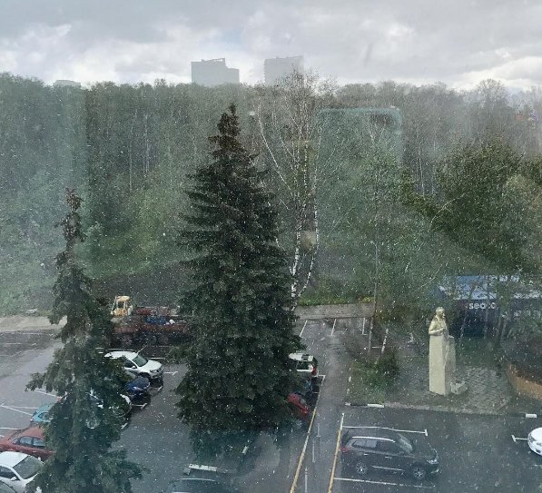 Здравствуй, лето! В Москве сегодня выпал снег (кадры)