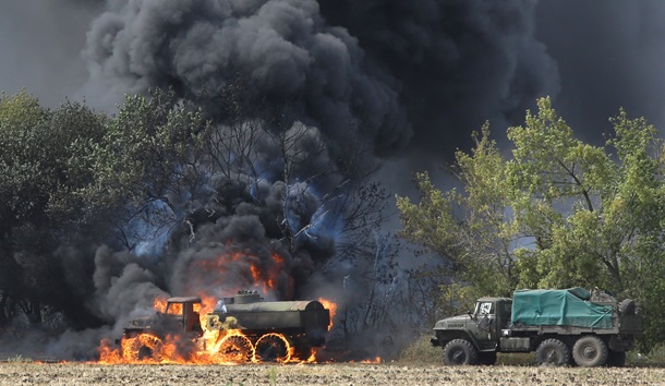 В 20 километрах от Донецка горит военная техника