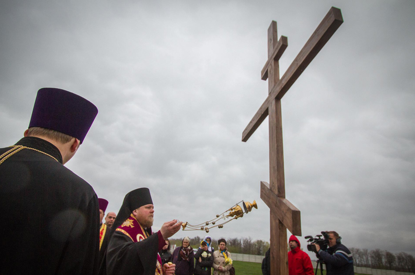 Под Запорожьем установлен мемориальный крест в память о погибших под Иловайском