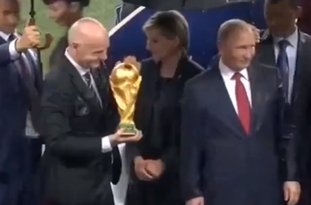 ​Награждение ЧМ-2018: Путину не дали даже прикоснуться к кубку победителей