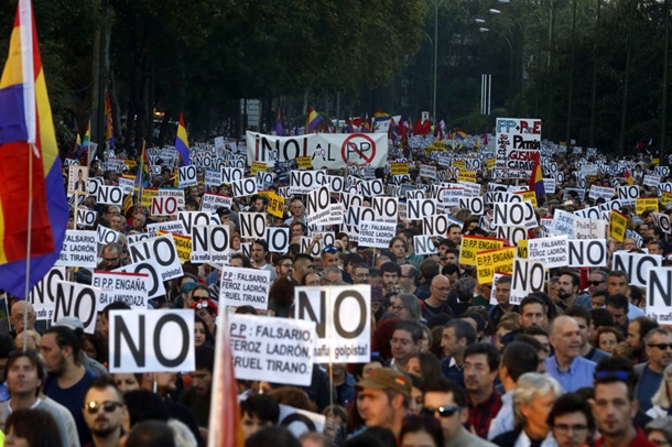 Испанцы вышли на МайдаNO! - граждане протестуют против назначенного и. о. премьера Рахоя (фото)