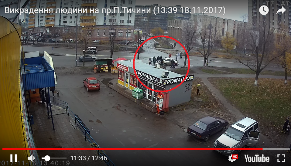 В Киеве средь бела дня похитили женщину, силой затолкав в машину: в Сети опубликовано жуткое видео