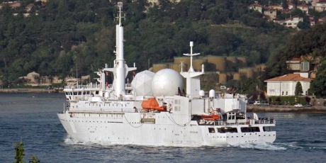 По направлению к акватории Черного моря движется военный корабль НАТО