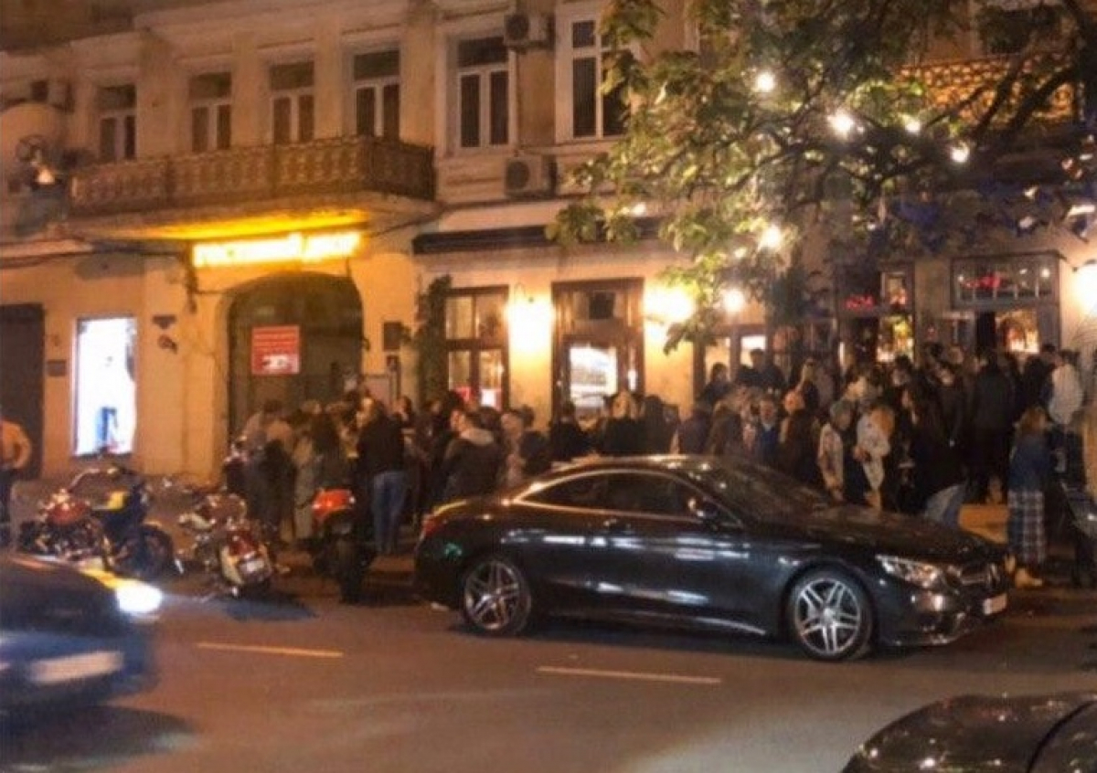 Жители Одессы "штурмом" взяли ночной клуб: сотни человек даже не думали расходиться