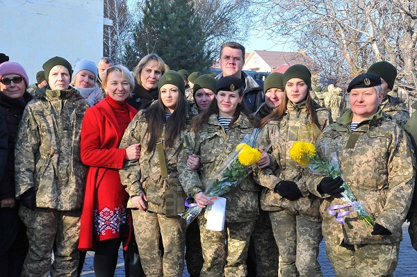 Мариупольцы вручили ордена "Народный герой Украины" морпехам - в ответ воины пообещали не дать их в обиду: кадры