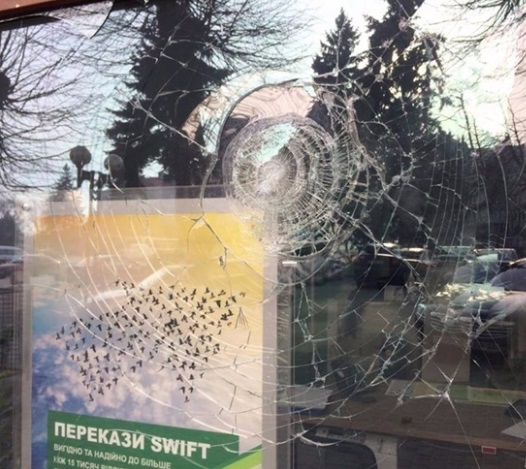 В Луцке неизвестные совершили погром отделения российского Сбербанка: обнародованы первые фото, банк так и работает с разбитыми окнами