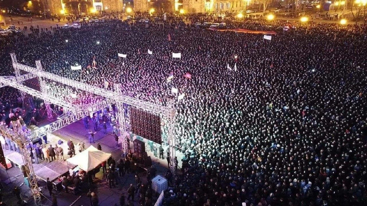 Десятки тысячи сторонников Пашиняна вышли на улицы поддержать премьера - план Кремля терпит крах