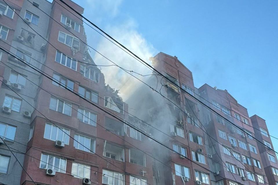 ​Удар РФ по Днепру: число пострадавших выросло, 2 жильцов не выходят на связь