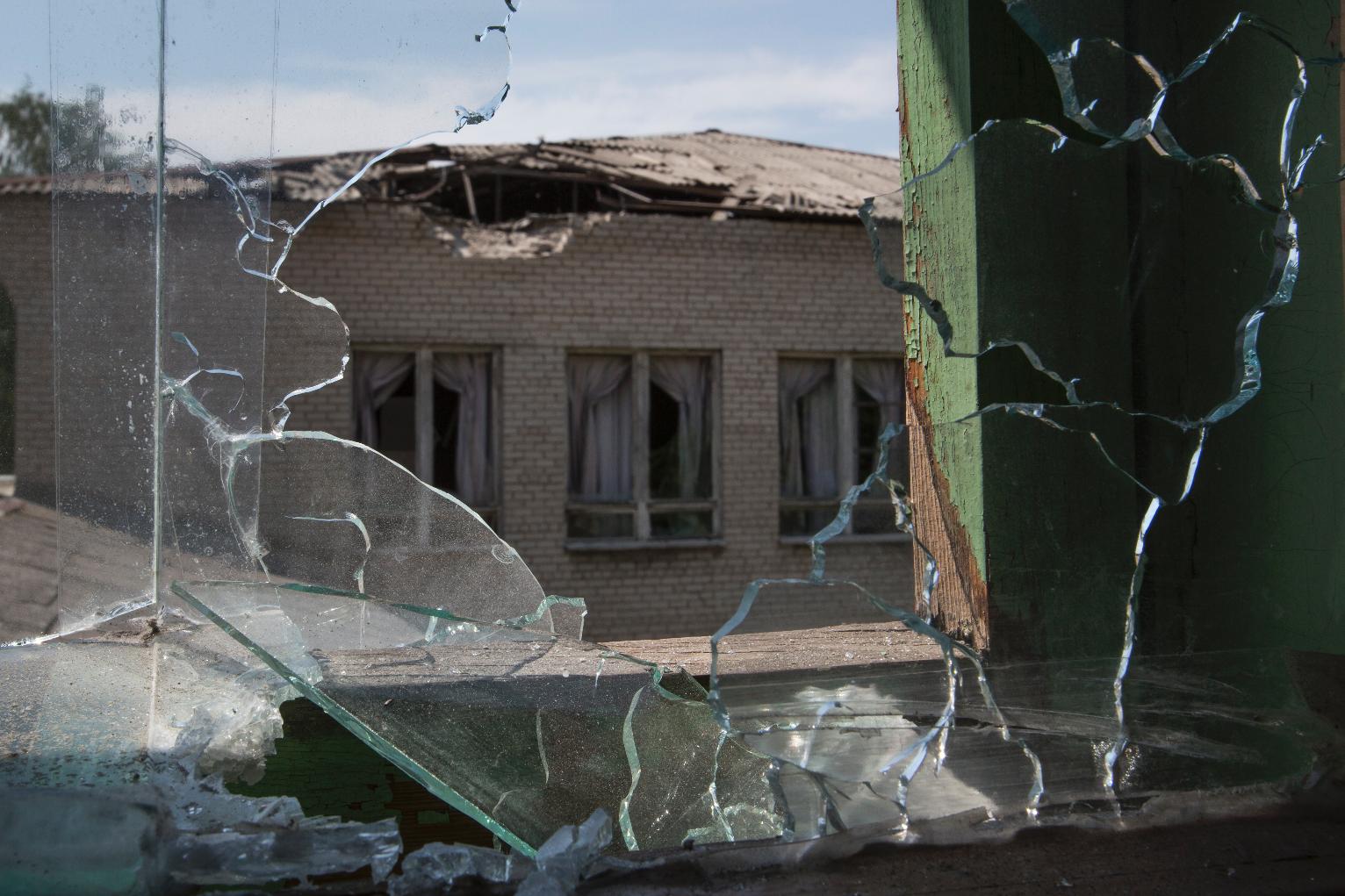 Под Дзержинском обстреляли школу. Есть пострадавшие