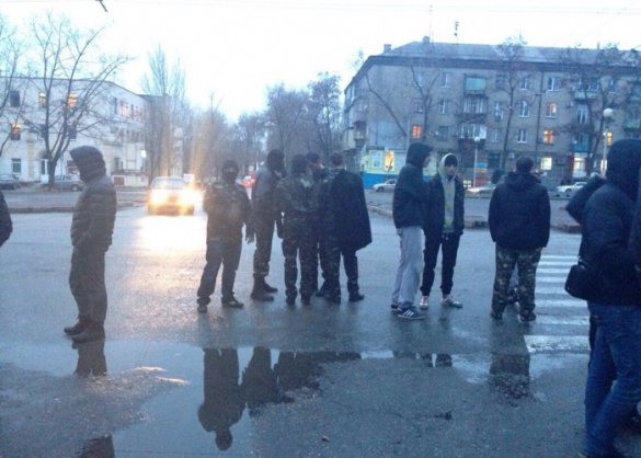 В Запорожье активисты с требованием отпустить задержанных за стрельбу пикетирует райотдел милиции