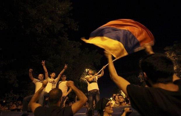 В Ереване обещают «жаркую ночь»: силовики планируют к полночи зачистить демонстрантов 