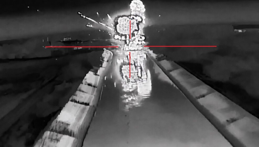 Появилось видео, как ССО ночью снесли ж/д мост в Крыму вместе с российской техникой