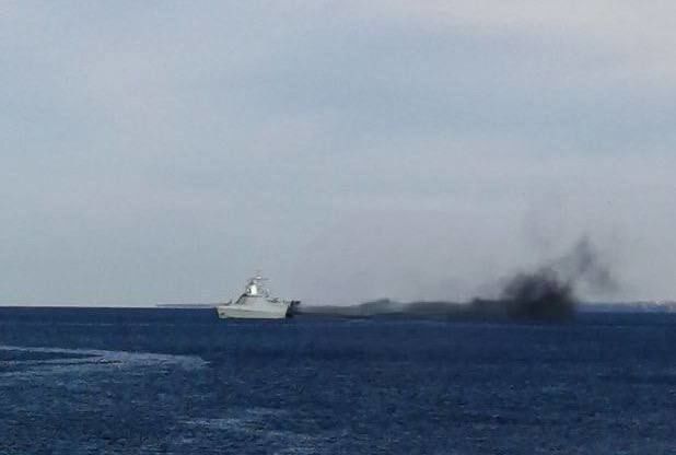 В бухте оккупированного Севастополя подорвался и дымит корабль-носитель "Калибров" – крымские паблики