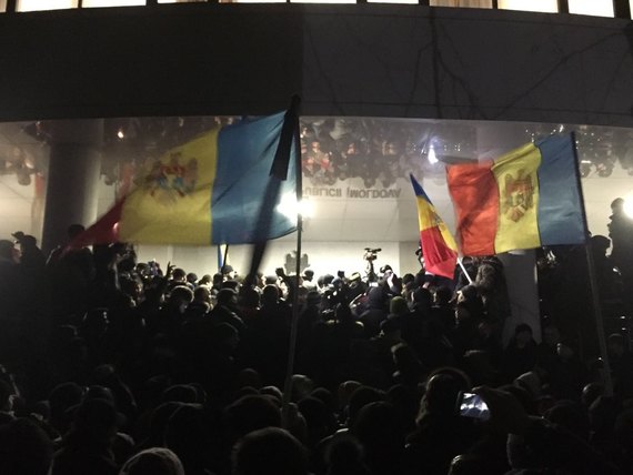Протест в Кишиневе: активисты заблокировали парламент и взяли в заложники депутатов