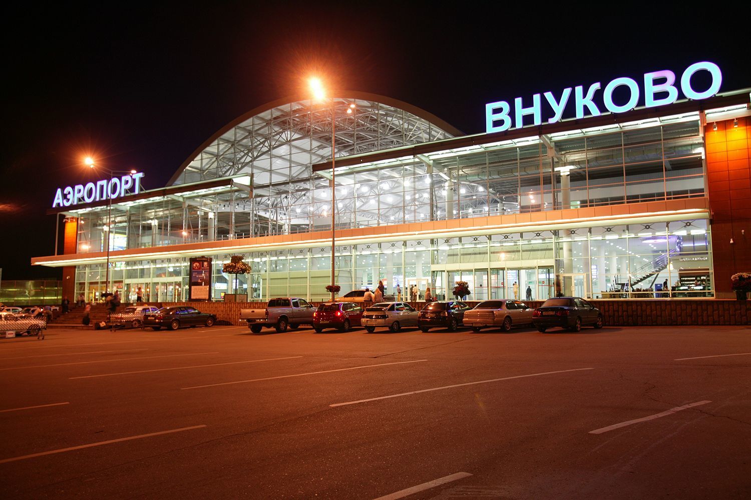 ​В аэропорту Внуково в Москве экстренно введен план "Ковер", россияне сообщают о "прорыве беспилотника"