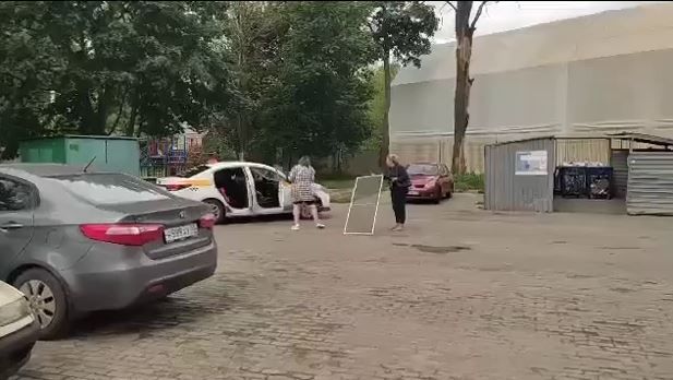 "Валялась без дела", – в Сети завирусилось видео россиянки-мародерки после взрыва завода в Сергиевом Посаде