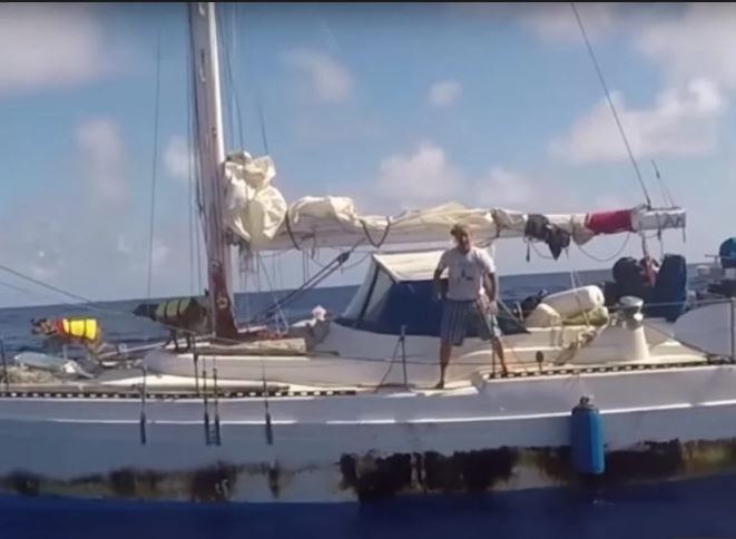 Затерянные в океане: две яхтсменки из США пять месяцев дрейфовали в открытом океане - кадры спасения путешественниц