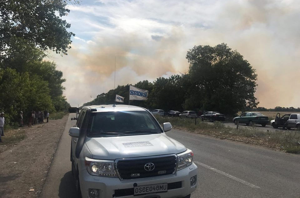 ​Рядом с КПВВ "Новотроицкое" на Донбассе бушует пламя и гремят взрывы: подробности и первые кадры ЧП