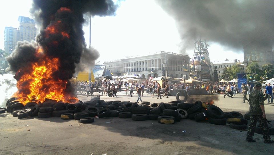 На Майдане разбирают баррикады. Онлайн трансляция