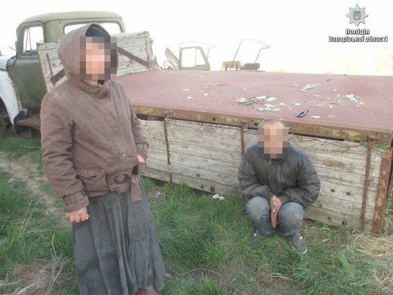 Похищенных супругов из Запорожской области нашли запертыми в ангаре со взрывчаткой и на цепи: опубликованы кадры