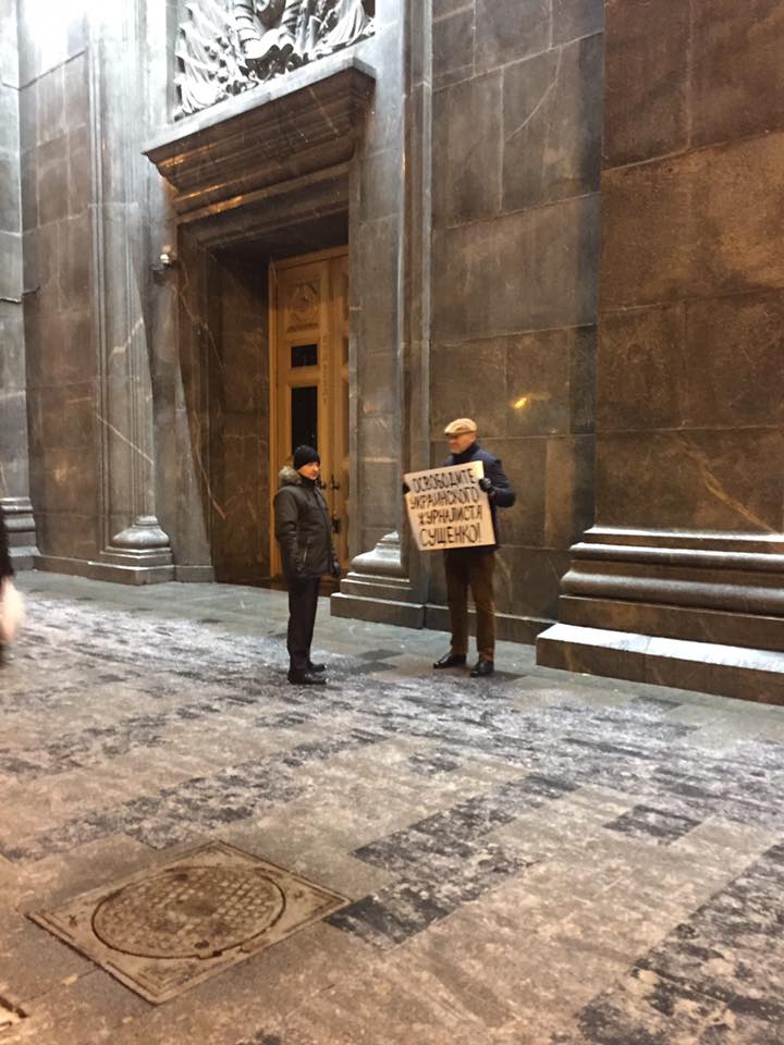 "Освободите украинского журналиста Сущенко": бывший адвокат Савченко Марк Фейгин на свой страх и риск провел одиночный пикет у здания ФСБ на Лубянке