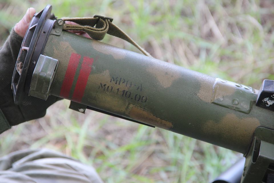 В зоне АТО украинские военные во время боев с террористами захватили современный пехотный огнемет МРО-А, находящийся на вооружении ВС РФ