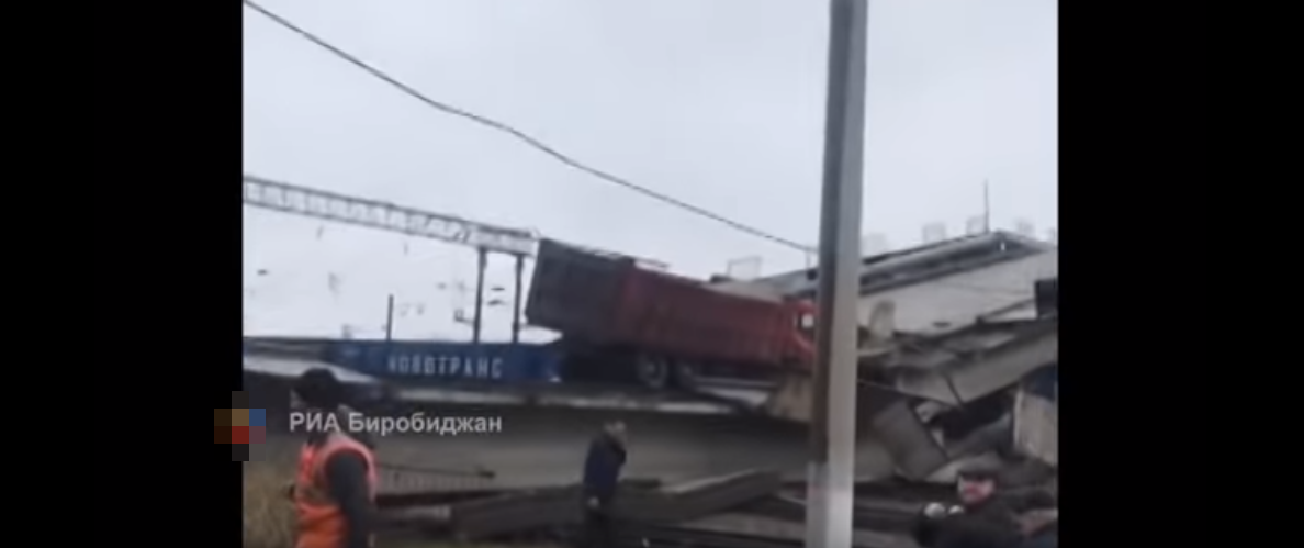 Не умеют делать мосты: в России рухнул очередной мост сразу после развала Крымского - кадры