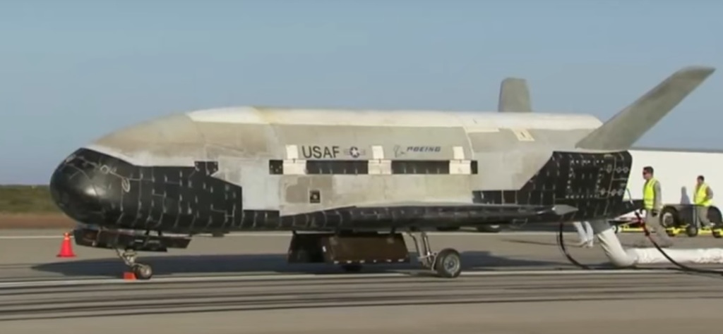 Секретный космический аппарат США вернулся на Землю, поставив рекорд пребывания на орбите