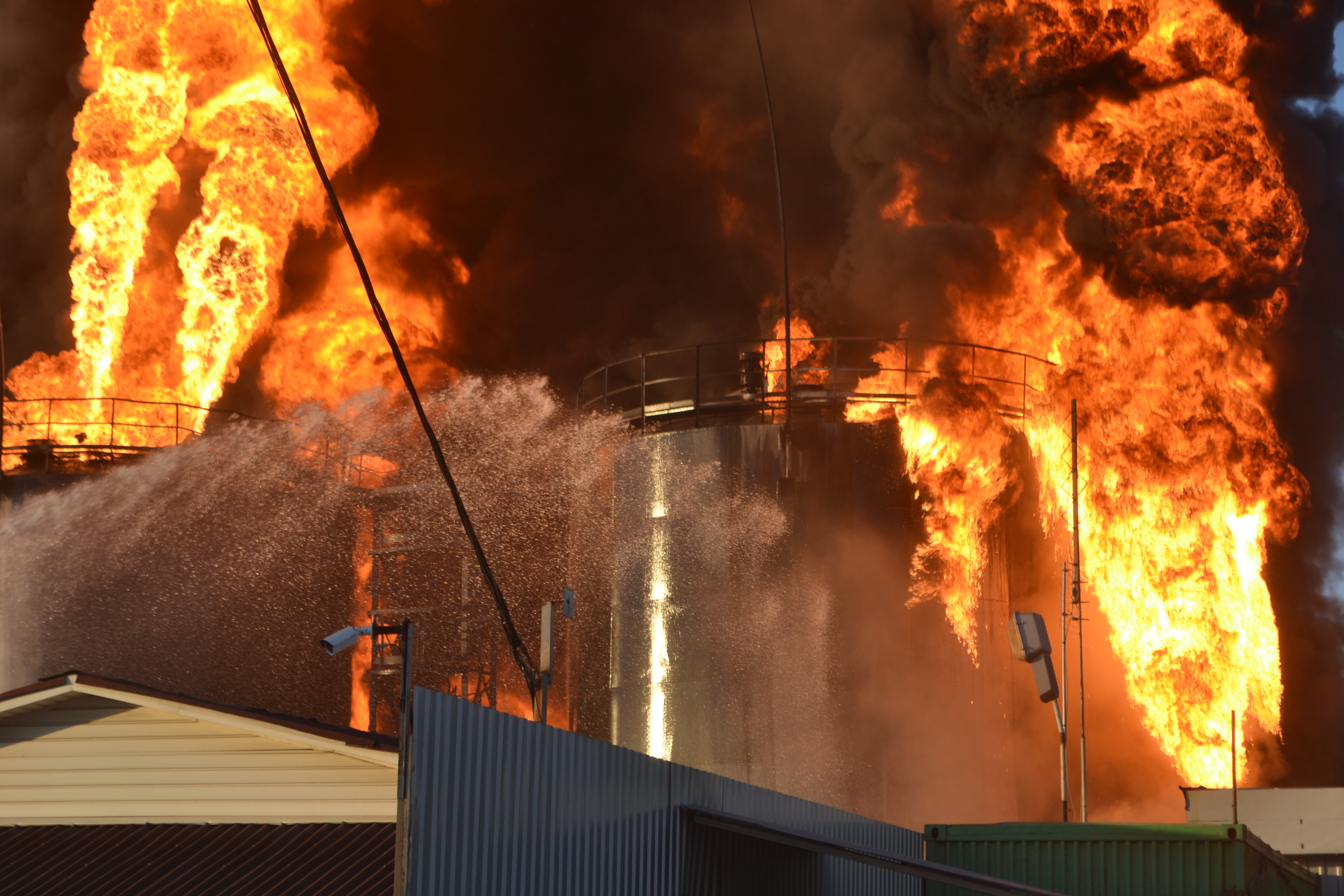 Масштабный пожар на нефтебазе под Киевом. Прямая трансляция