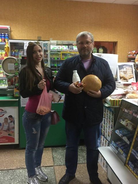 Вся Украина смеется над Вилкулом, который "поддержал малый бизнес" покупкой буханки хлеба и сырка