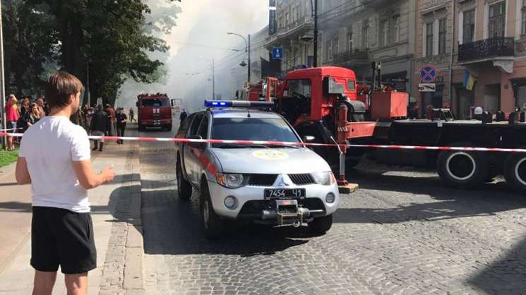 В центре Львова воспламенился жилой дом - в Сети обнародованы кадры большого пожара