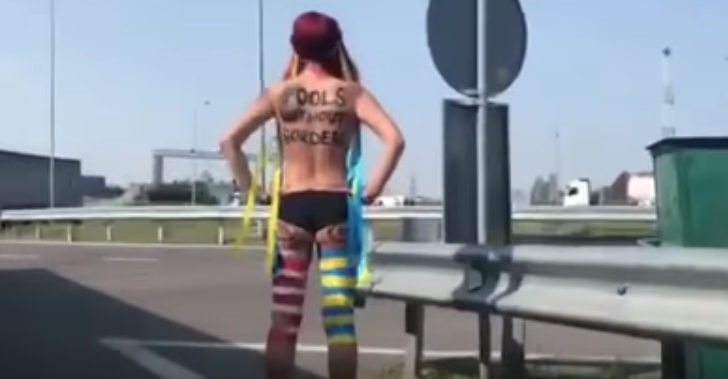 На украино-польской границе Саакашвили вышла встречать полуголая активистка FEMEN 