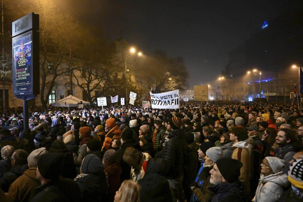 ​На улицы Братиславы вышло рекордное количество протестующих: они недовольны тремя политиками Словакии