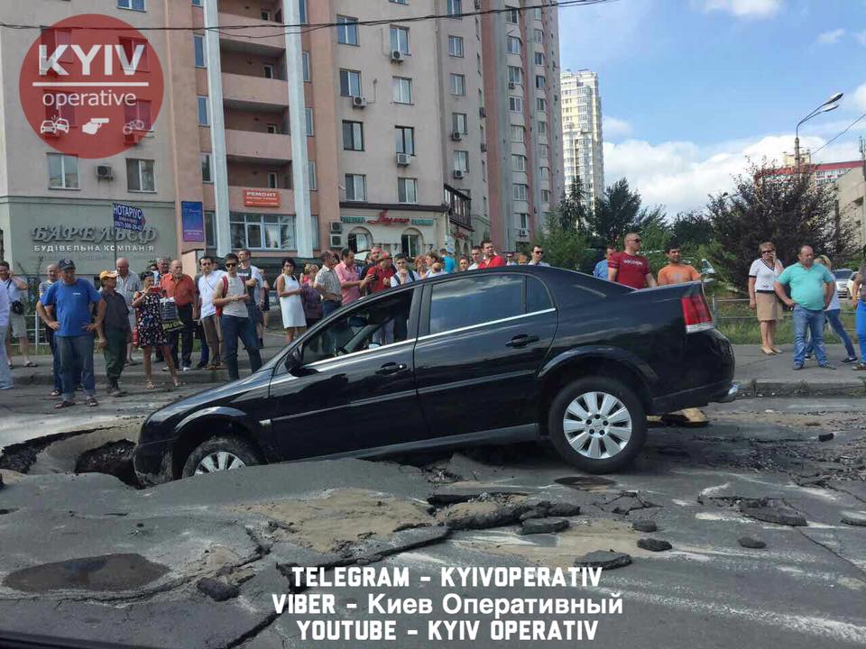 Дорога в подземелье: в Киеве автомобиль провалился под асфальт - пострадала женщина с ребенком. Опубликованы кадры