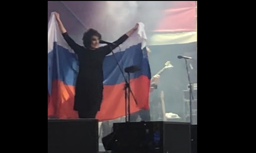 Земфира разозлила украинцев флагом России: опубликовано видео поступка певицы в Минске - кадры