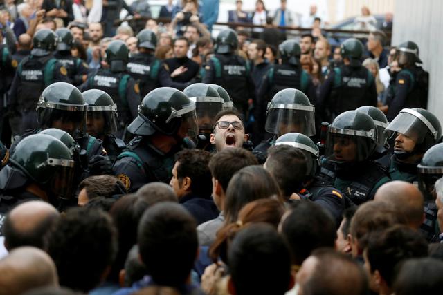 Последствия референдума в Каталонии: в МВД Испании заявили, что в ходе незаконного мероприятия ранен 431 полицейский – подробности