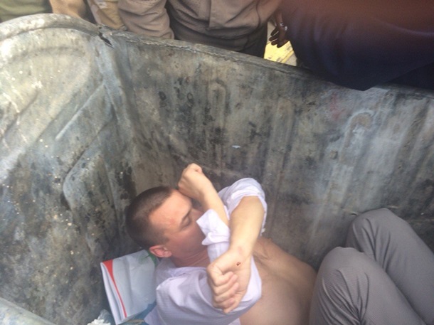 Люстрация: на Киевщине «уволили» главу избиркома и бросили в мусорный бак