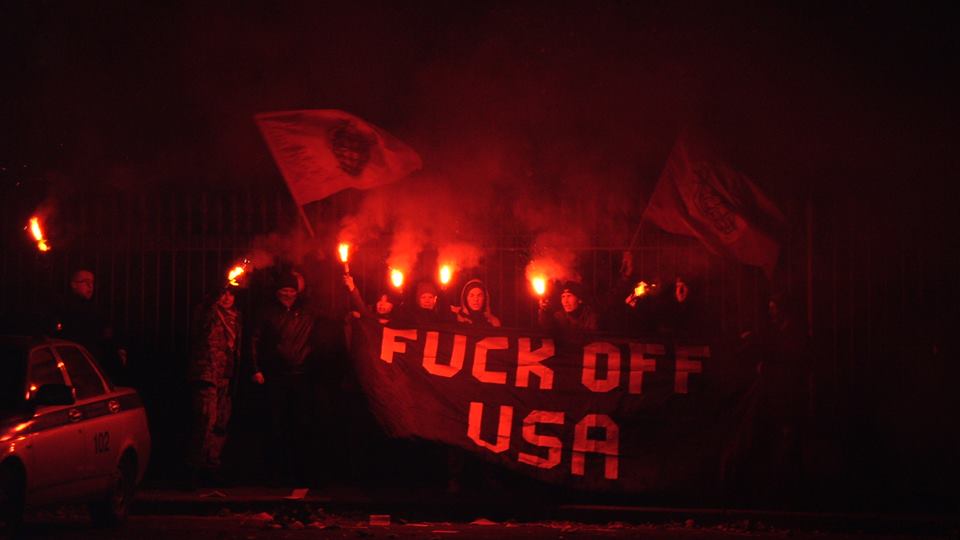 "F**k off USA!" - Стадо российских нацболов забросало пиротехникой посольство США с требованием вывести войска из Европы