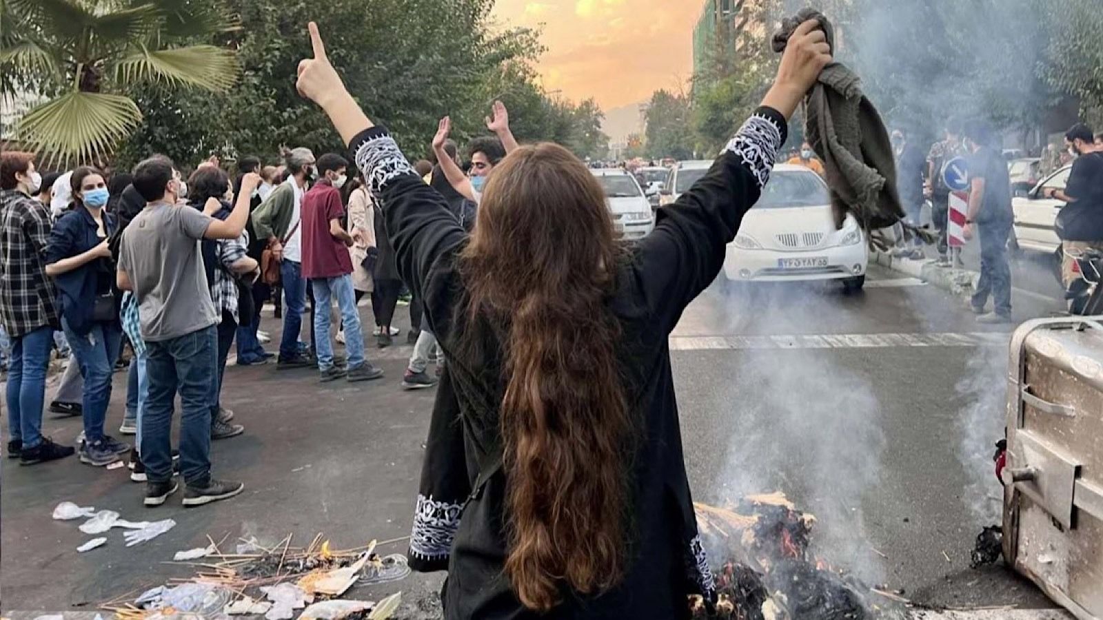 Иран в огне: горит статуя Сулеймани, протест превратился в боевые действия 