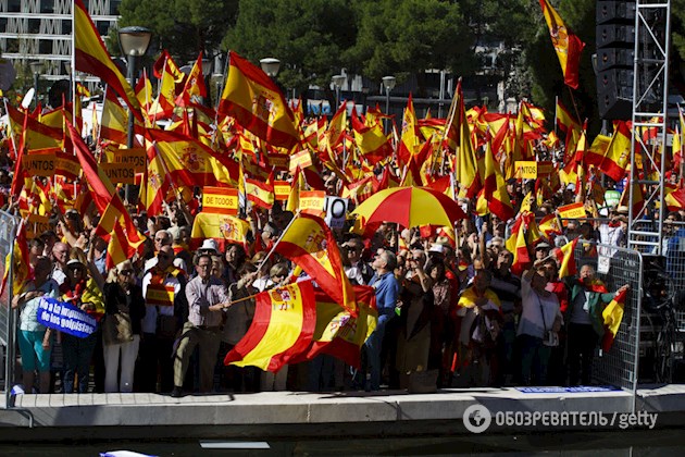 По Мадриду прокатилась волна патриотических протестов: тысячи сторонников единства Испании требовали прекратить рвать страну "на куски", - появились яркие кадры