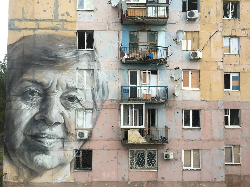 У войны женское лицо: на мурале разрушенного дома в Авдеевке художник изобразил учительницу украинской литературы