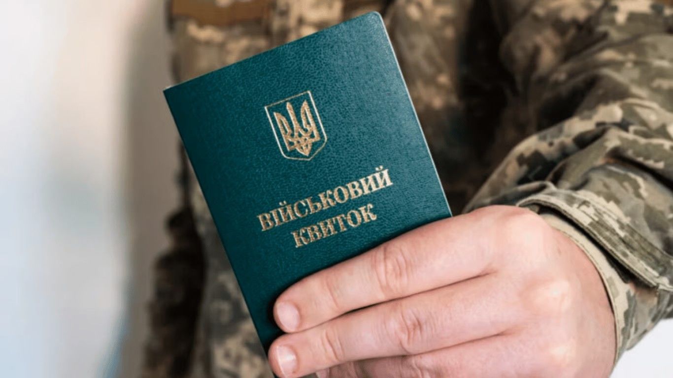 Украинцам необходимо оцифровать трудовые книжки: какие документы должны подать военные