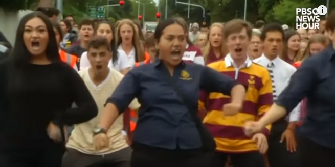 В Новой Зеландии студенты исполнили танец маори в память о жертвах теракта - опубликованы потрясающие кадры
