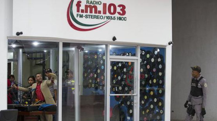 В Доминиканской республике журналистку и руководителя радиостанции расстреляли прямо во время эфира 
