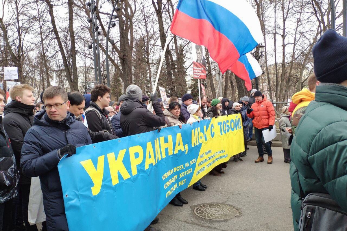 ​В Москве 25 тысяч россиян с флагами Украины и ЕС требуют отставки Путина: самые яркие кадры Марша Немцова