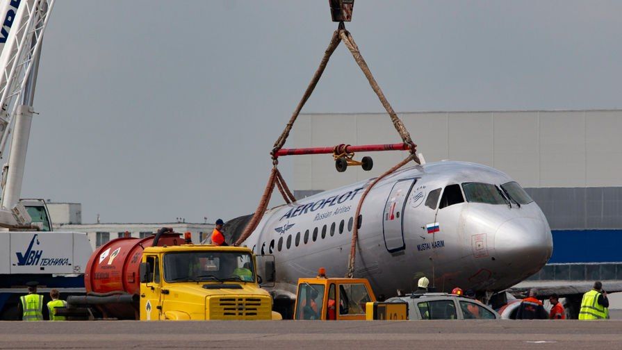 "Процесс пошел?" - в РФ начали разбирать лайнеры Sukhoi Superjet 100 на запчасти, появилось фото