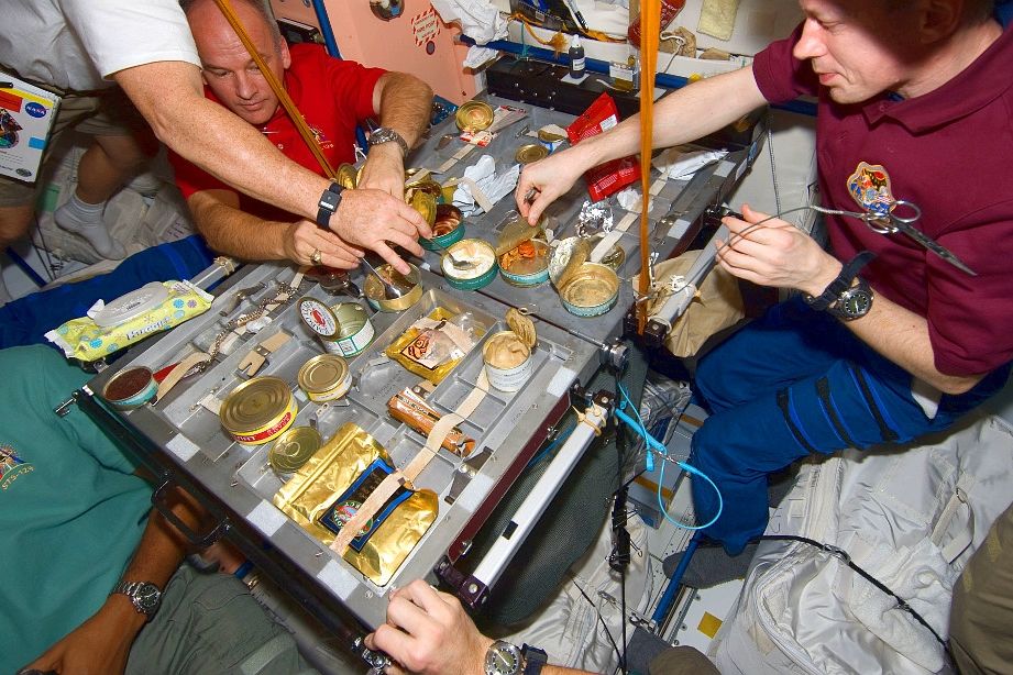 ​У космонавтов РФ на МКС закончилась еда - россиян спасли от голода астронавты США